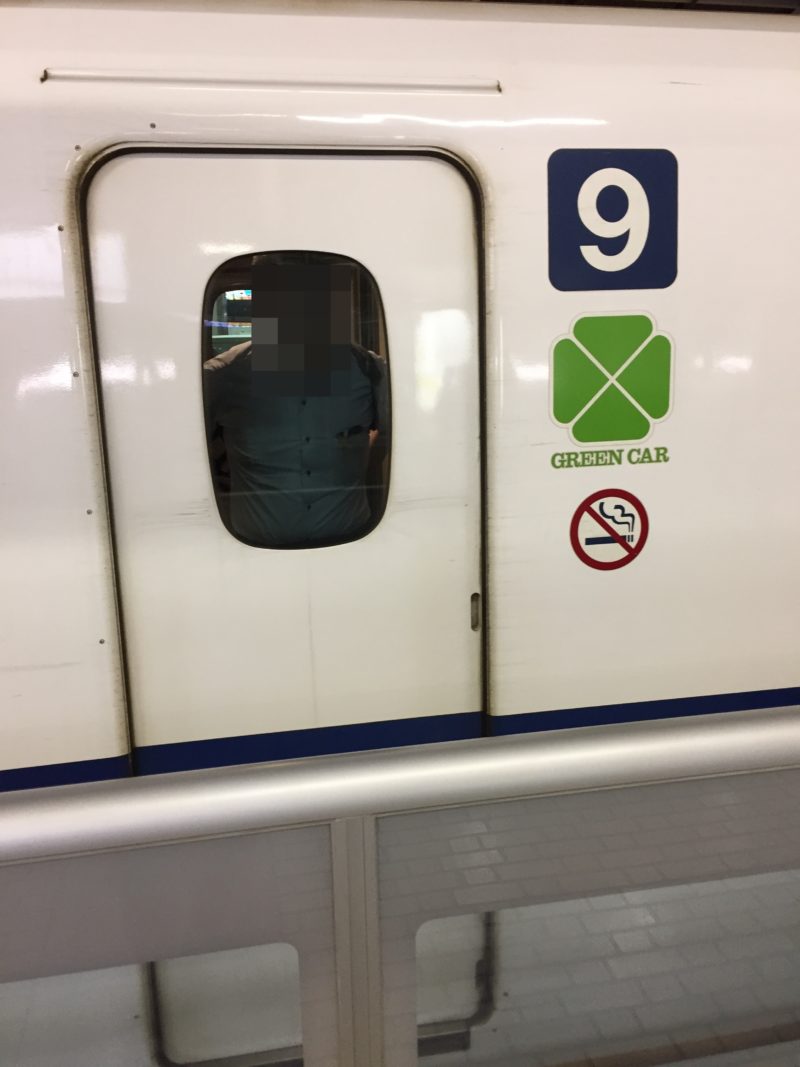東海道新幹線のN700系グリーン車両入り口